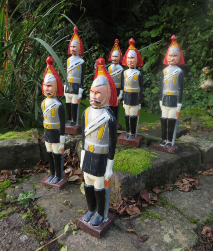6 HAND CARVED QUEENS ROYAL HORSEGUARD BLUES & ROYALS WOODEN SOLDIERS TARGETS   - Afbeelding 1 van 9