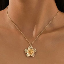 Collar colgante flor tono dorado mujer gargantilla arrugada joyería minimalista