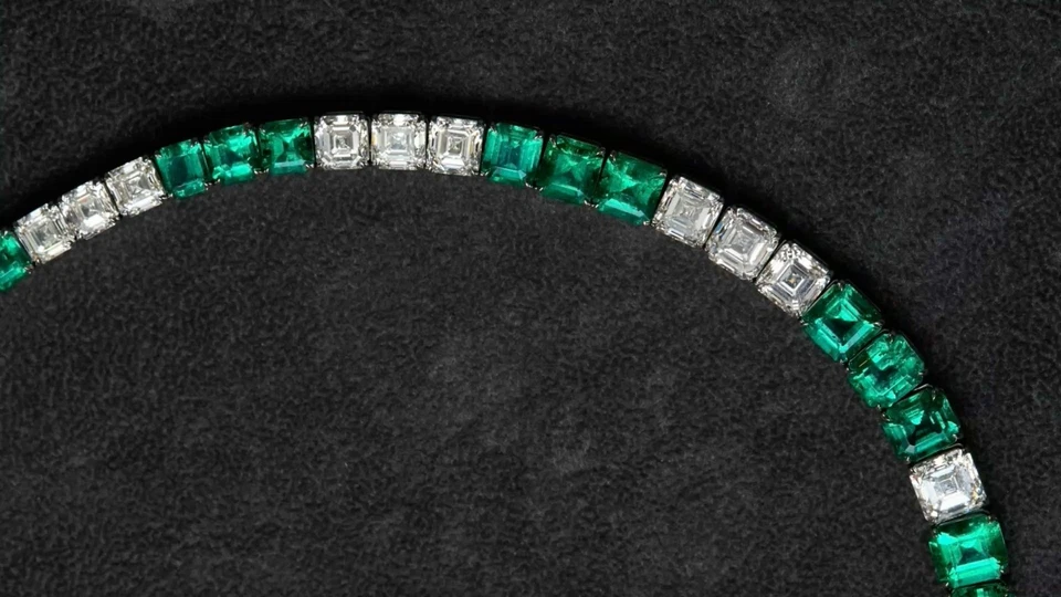 Collar de eslabones de tenis esmeralda verde simulado Asscher 45 quilates enchapado en oro blanco de 14 k Foto 3 de 4