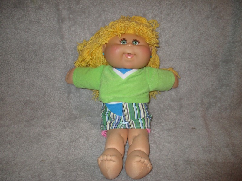 2005 VINTAGE Cabbage Patch Doll WITH EYELASHES blonde yarn hair green eyes 16 in