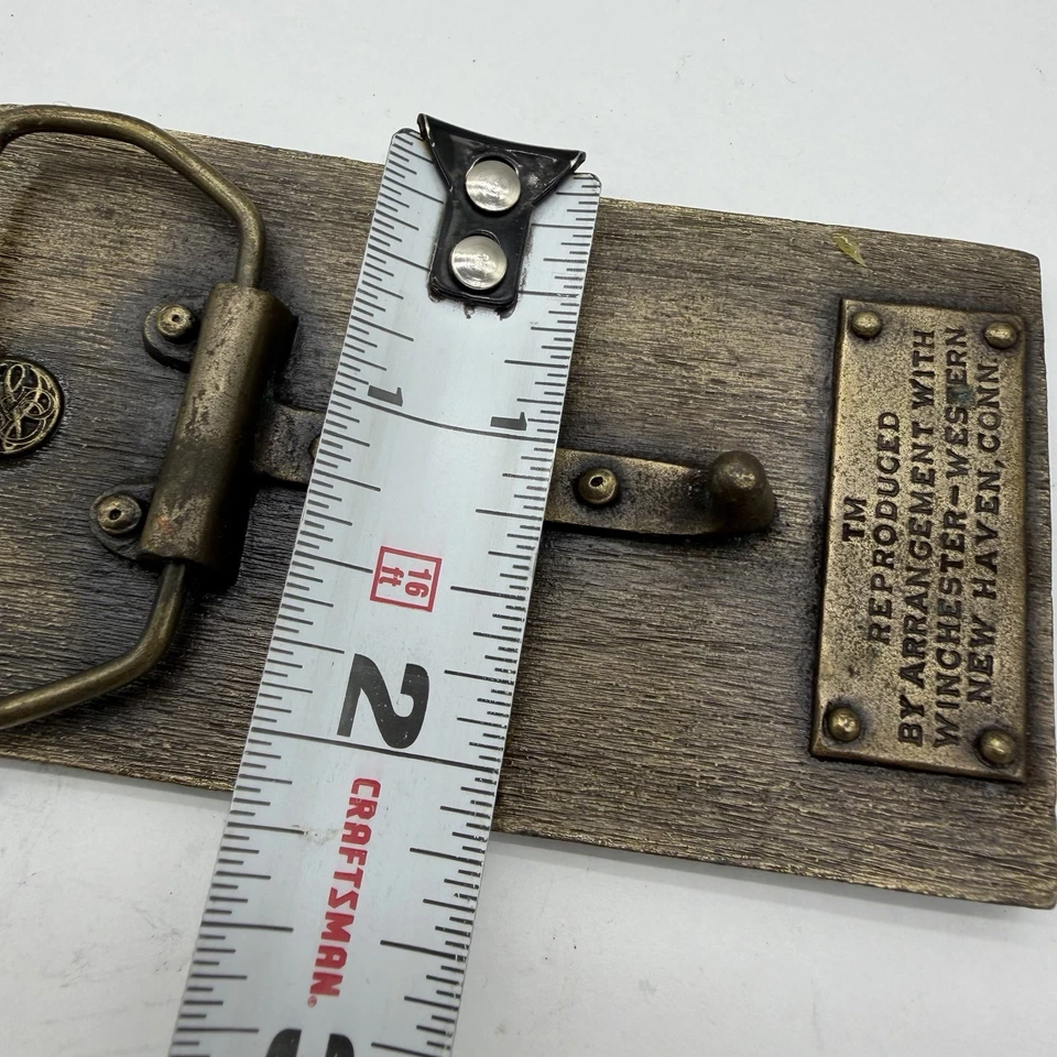 Rifle de colección con hebilla de cinturón Winchester brazos repetitivos New Haven Conn esmalte de latón Foto 2 de 4