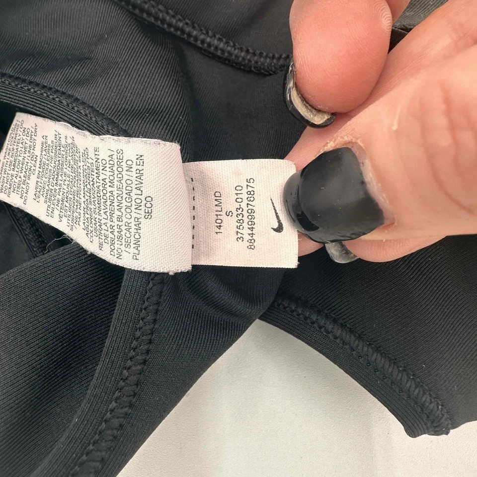 Sujetador deportivo Nike Dri-Fit negro espalda deportiva Swoosh talla pequeña Foto 4 de 4