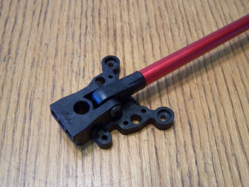 Barra de sujeción central Arrma Mojave EXB 1/7 6s BLX con soportes eje de aluminio rojo - Imagen 3 de 4