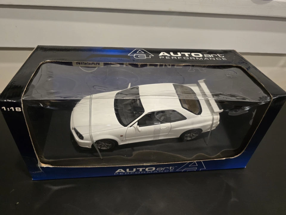 Autoart 1:18 Scale Diecast Car Nissan Skyline GTR R34 V Spec White #77303 - Image 2 of 4
