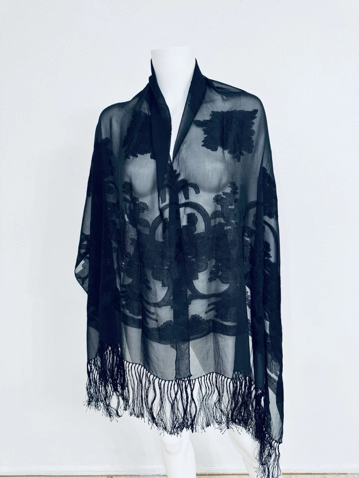 "Bufanda chal Loro Piana bordada de gasa de seda negra con flecos 28"" x 80""" Foto 3 de 4