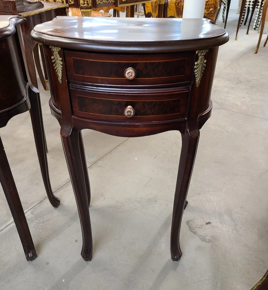 Mesa auxiliar Curio Luis XV BUSCAR Esta es una mesa auxiliar vintage en los 300 cada uno. Foto 3 de 4