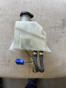 08 09 10 MITSUBISHI FUSO FE BRAKE FLUID RESERVOIR