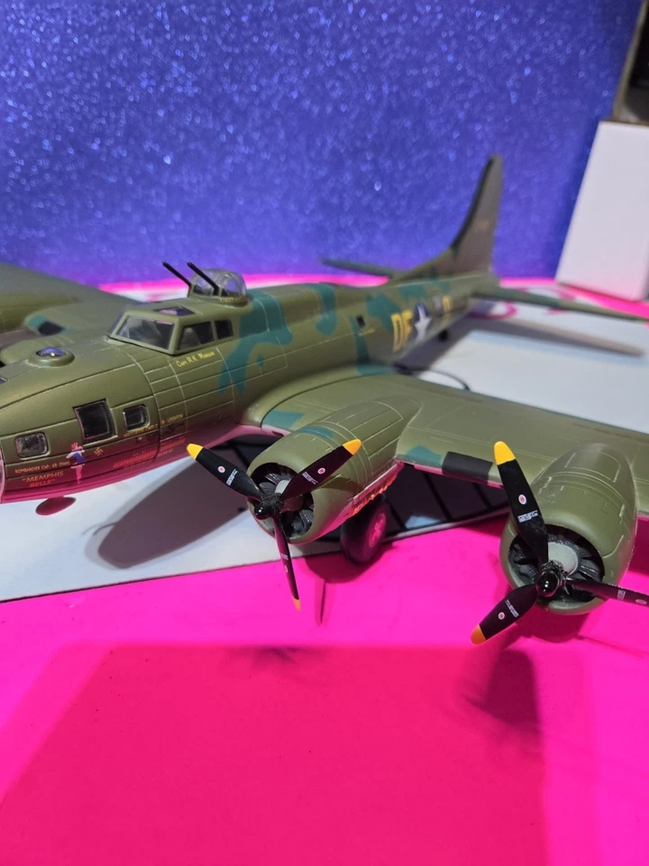 Franklin Mint Armour 1/48 B17 Bomber Flying Fortress ‘Memphis Belle’ RARE HTF - Image 4 of 4