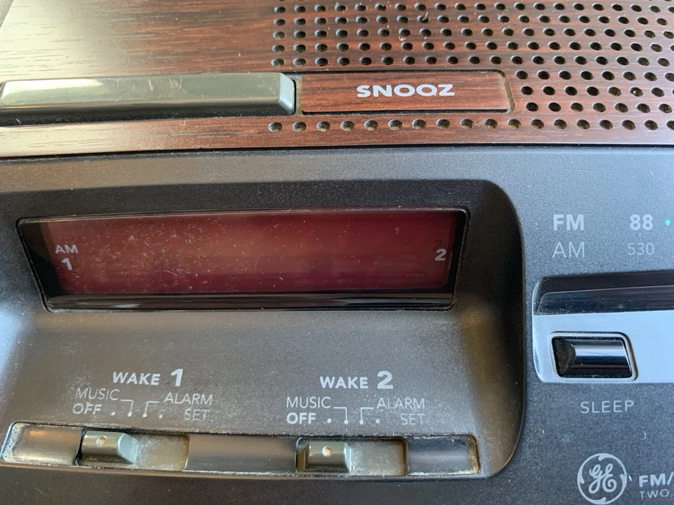 Vintage GE FM/AM Alarm Clock Radio Model 7-4621A Wood Grain Tested Works - Image 2 of 4