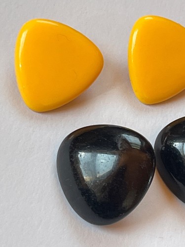 Lot of Black or Yellow Plastic Rounded Triangle Clip Earrings - 7/8th’s x 1 inch - 第 2/8 張圖片