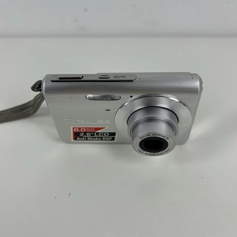 Casio Exilim EX-Z60 6.0MP Silver Digital Camera with Charger & Battery - Image 3 of 4