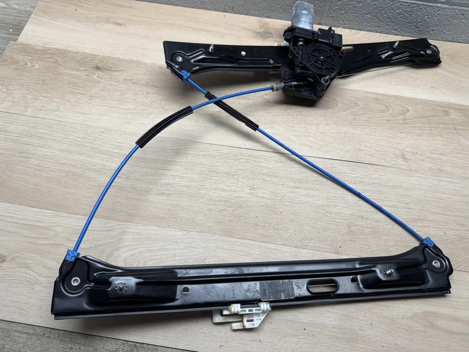 BMW 328I 335I F30 OEM FRONT RIGHT PASSENGER SIDE WINDOW REGULATOR MOTOR - Image 3 of 4