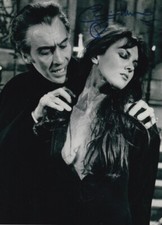 CAROLINE MUNRO signed Autogramm 20x30cm VAMPYRES in Person autograph COA