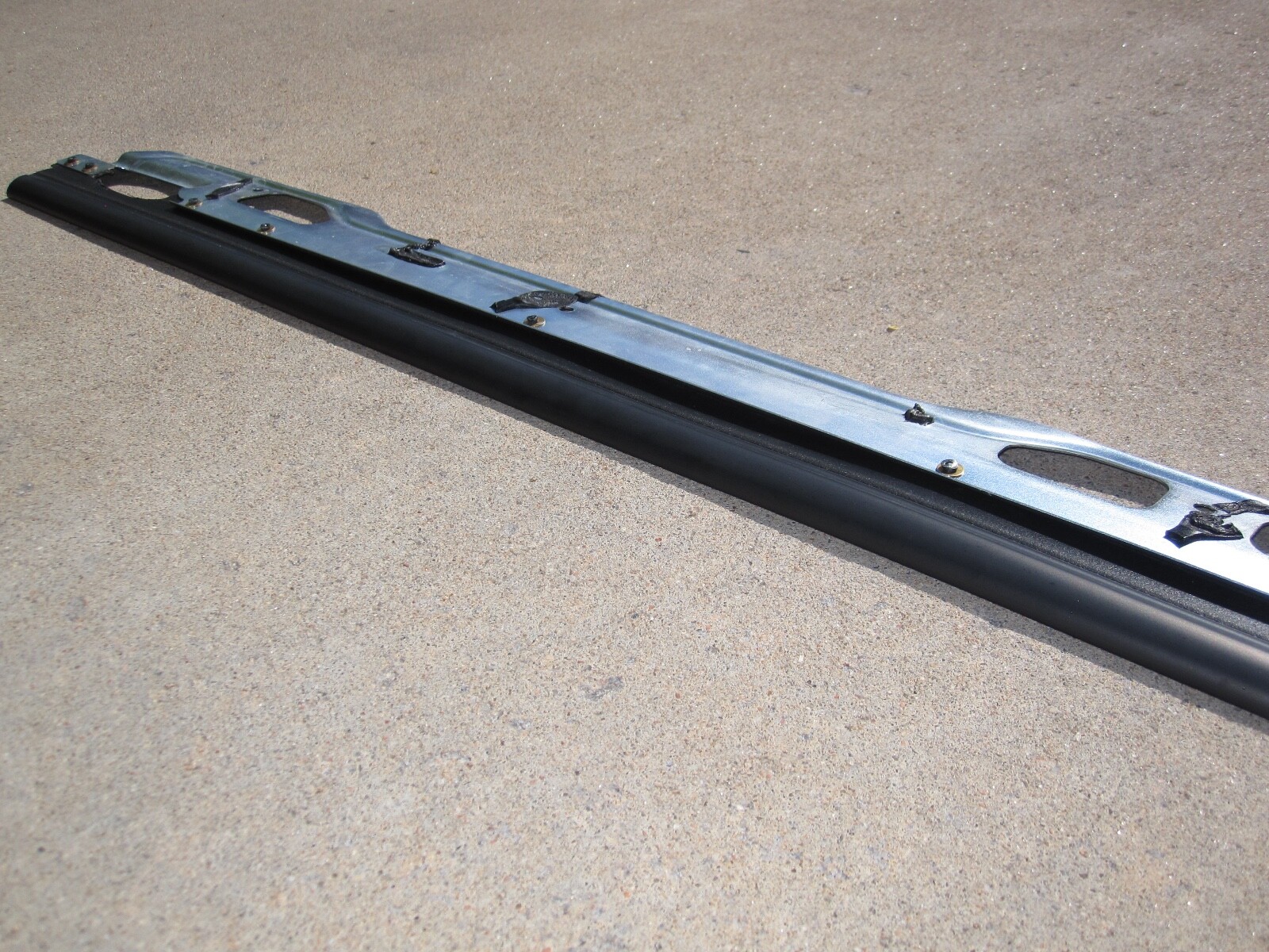 02-2010 LAMBORGHINI MURCIELAGO DRIVERS DOOR GLASS LT BELT MOLDING DEFLUXION SEAL