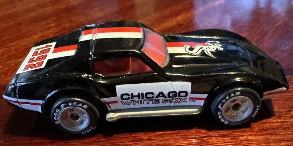 Corvette Matchbox 1992 en negro con logotipos de Chicago White Sox. Escala 1:64 Foto 3 de 4