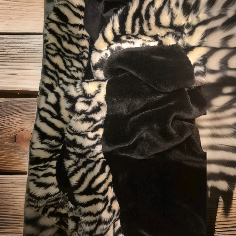 Manta negra maciza con estampado de cebra Boarder de 5,5" 60" X 60" Foto 3 de 4