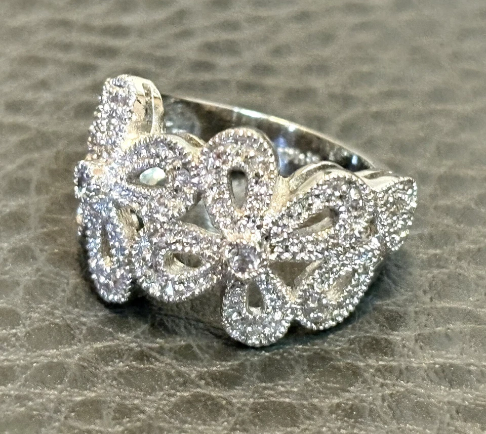 Anillo llamativo Lia Sophia "Abloom" cristal circonita cúbica flores incrustadas tono plata talla 5 Foto 3 de 4