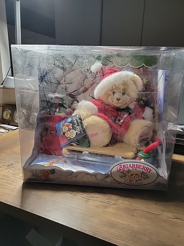 Fisher Price 1999 NIB Briarberry Collection Berrykris Teddy Bear & Sleigh Set