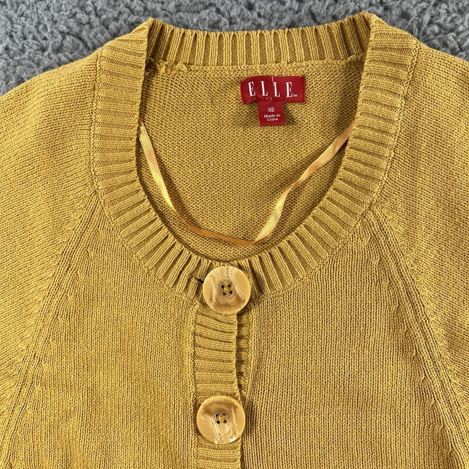 CÁRDIGAN ELLE AMBER DORADO ENCOGIMIENTO DE HOMBROS PARA MUJER XS BOTÓN ALGODÓN ACRÍLICO MEZCLA TEJIDO TOP Foto 3 de 4