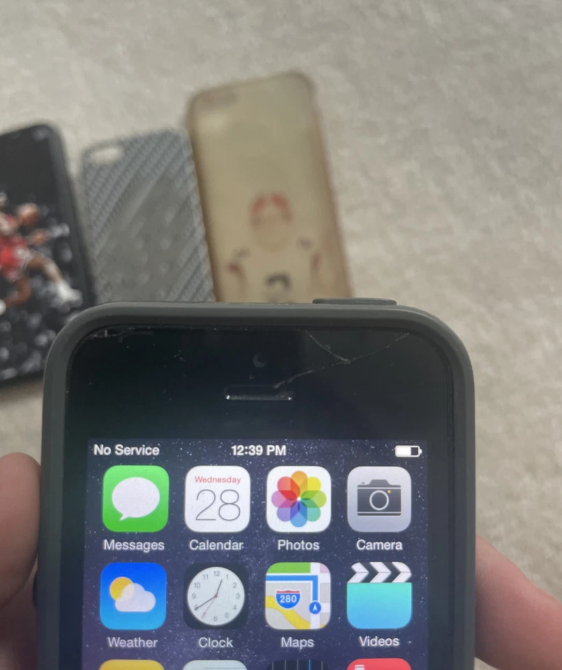 Apple iPhone 5 - 32GB BLACK + iPhone Cases (x3) *T-Mobile/Sprint* Cracked Screen - Image 2 of 3