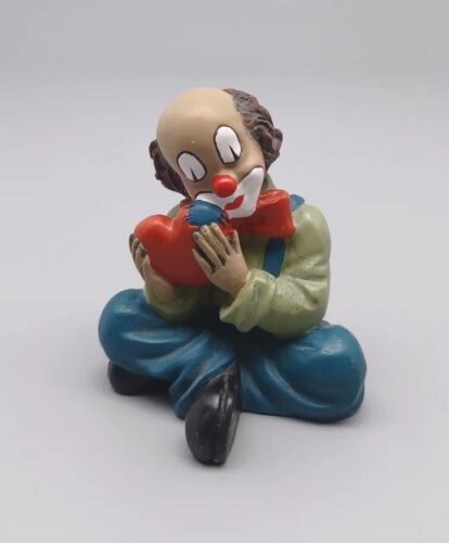 Clown sitting holding heart 2” by Gilde Made in Germany - Afbeelding 1 van 6