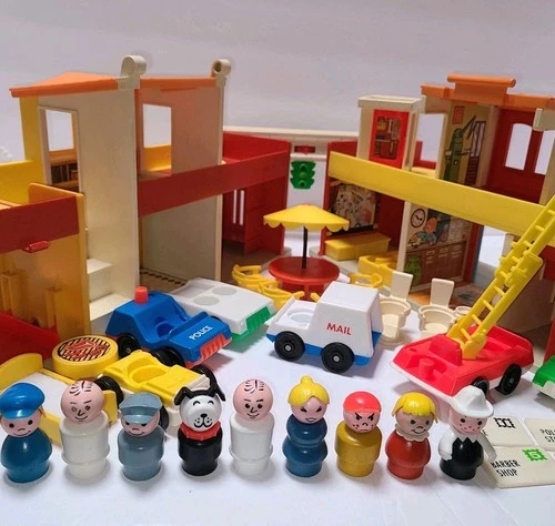 Vintage Fisher Price Little People #997 Play Family Village- Near Complete