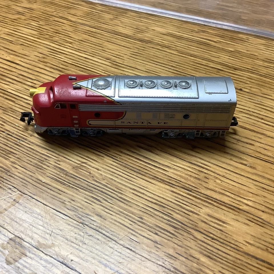 Bachmann Spectrum N Scale F7 A&B Diesel Locomotive Powered Santa Fe War Bonnet - Image 3 of 4