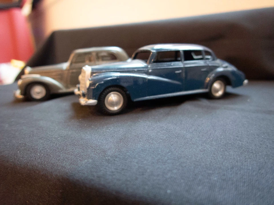 Two beautiful 1:43 Marklins: 1955 mercedes 220 berline & 50s 300 "Adenauer" - Image 2 of 4