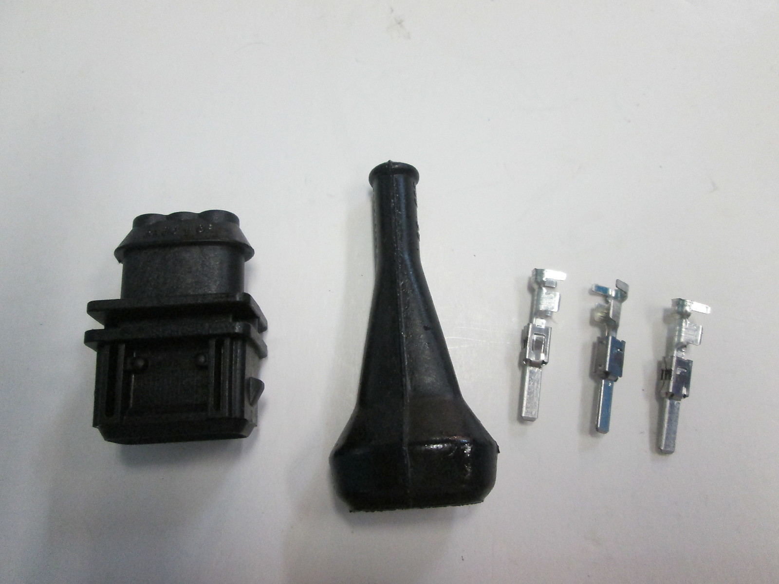 BOSCH 3-Pin Male Engine Harness Wire Connector for BMW Porsche Saab Mercedes Volvo-image