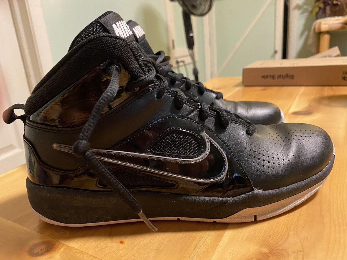 Nike Team Hustle D6 Black/White Youth Boys Basketball Shoes Nike Team Hustle D6 Black/White Youth Boys Basketball Shoes