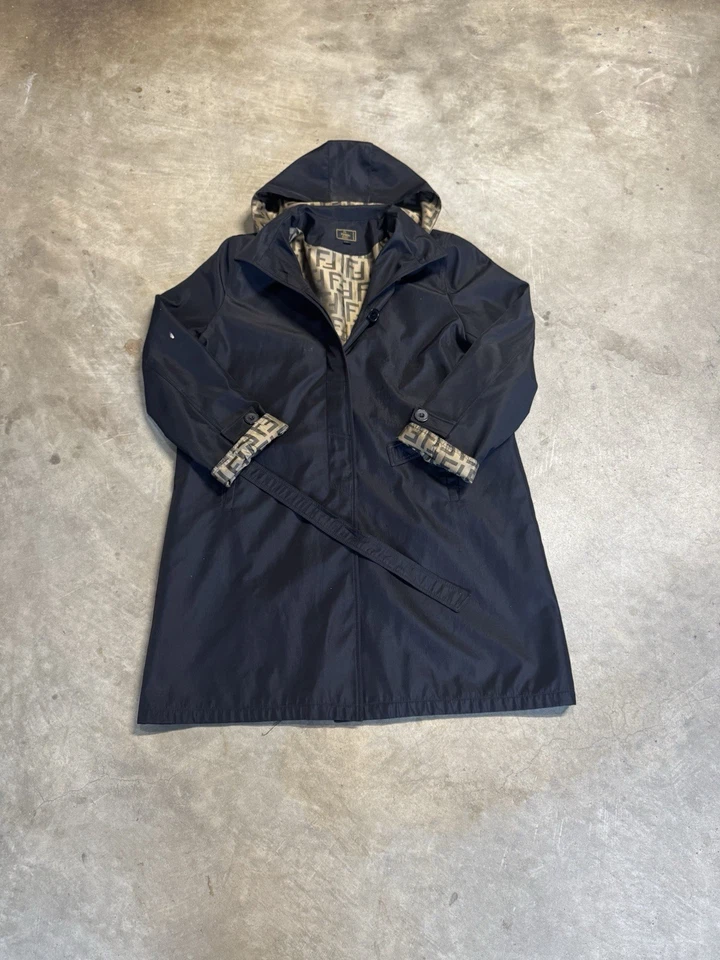 Abrigo reversible Fendi INSANE con capucha desmontable y detalles fendi geniales talla L Foto 2 de 4