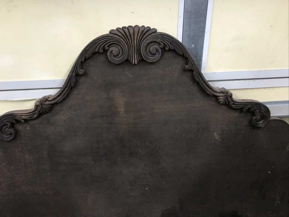 Antiguo frontón de madera tallada corona salvamento arquitectónico caoba? 34,5”x56” Foto 2 de 4