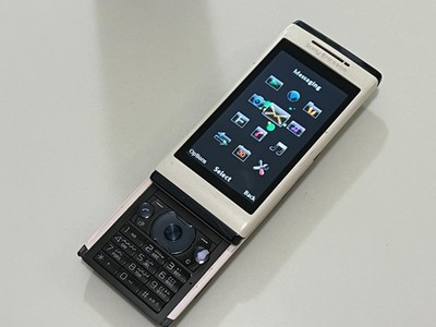 Sony Ericsson U10i Unlocked - White smart phone Read please