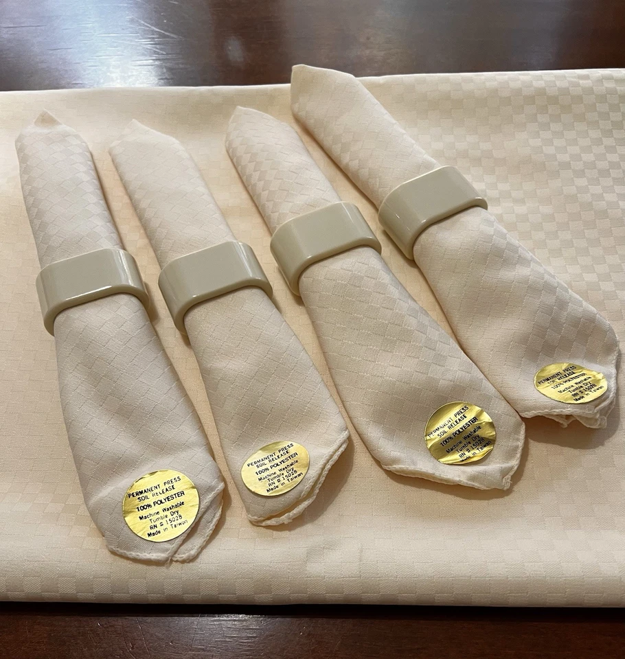 NEW tablecloth and napkin & Napkin ring set cream square design - Image 2 of 4