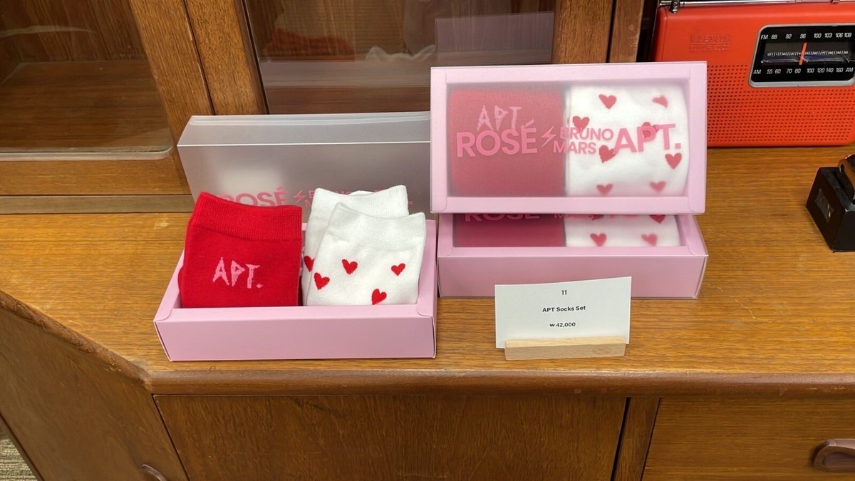 pinkrose発送休止中カート♡ BLACKPINK ROSÉ 1ST STUDIO ALBUM ROSIE POB MERCH MD POPUP OFFICIAL