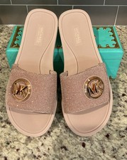 Preços baixos em Sandálias femininas douradas Michael Kors