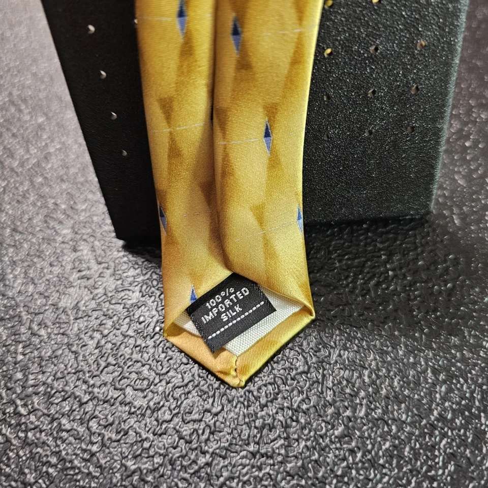 Corbata geométrica Zylos Gold de George Machado 100 % seda oro y detalles azules Foto 3 de 4