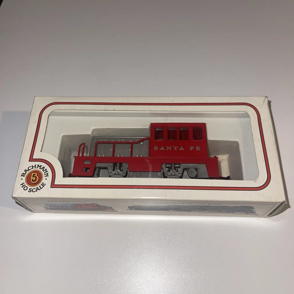 Промышленный дизельный локомотив-переключатель Bachmann в масштабе HO для Санта-Фе — красный и серебристый - Изображение 2 из 2
