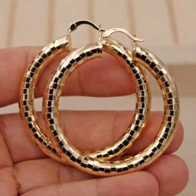 1.5" Classic Round Hoop Earrings In 18k Gold Filled - Foto 12