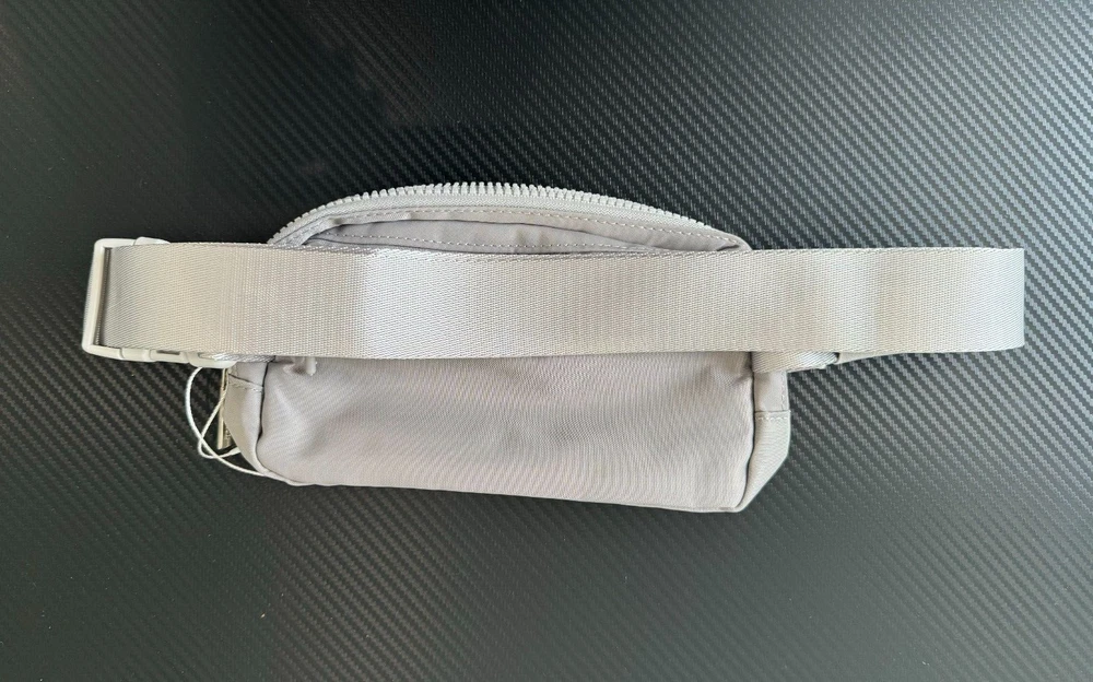 BELT BAG LuLulemo NWT SILVER 1L BELT BAG LuLulemo NWT SILVER 1L