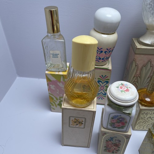 Lot Of 16 Avon Products, Milk Glass, Bottles, Soaps, Candle, Perfumes, Cremes - Picture 5 of 12