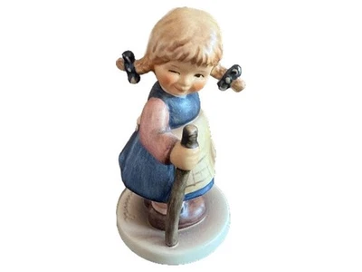 Goebel Hummel Figurine 768 Fille Porcelaine Multicolore 9cm - Photo 1/3