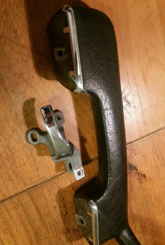 Mercedes-Benz 240D 1980 reposabrazos panel puerta delantera izquierda y derecha tirador Foto 4 de 4