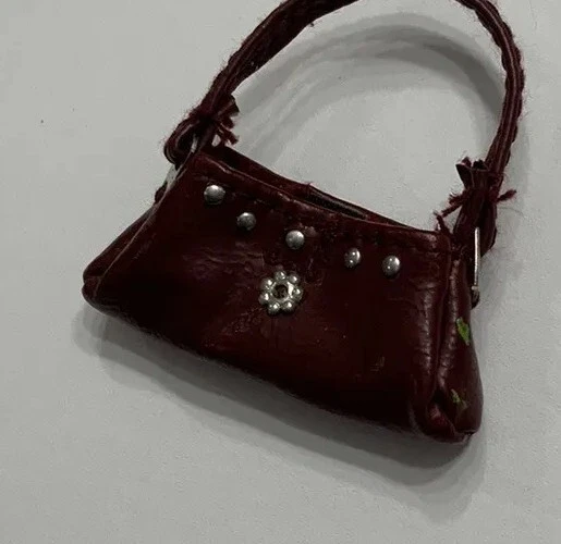 BOLSO MONEDERO BRATZ YASMIN SECRET FECHA CIEGA 2004 BORGOÑA SOLO ACCESORIOS MUÑECA Foto 2 de 3