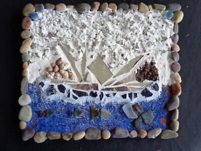 Tableau Déco Marin En Galets & Éclats De Verre - Bateau Sur La Mer - Neuf