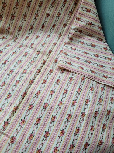 Tela antigua rosa tictac con filas de flores rosadas 28,25" de ancho X 51,5" de largo - Imagen 3 de 5