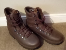 Genuine British Army Alt Berg Defender brown boots size 9 Med