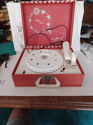 Vintage Record Player Peter Pan Suitcase Style WORKS !!!! READ