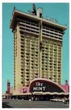 Postal de casino The Mint Hotel Fremont St centro de Las Vegas NV Glitter Gulch