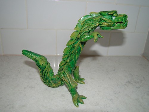 Pipa de arcilla verde hecha a mano escultura arte popular año dragón caprichosa única - Imagen 4 de 10